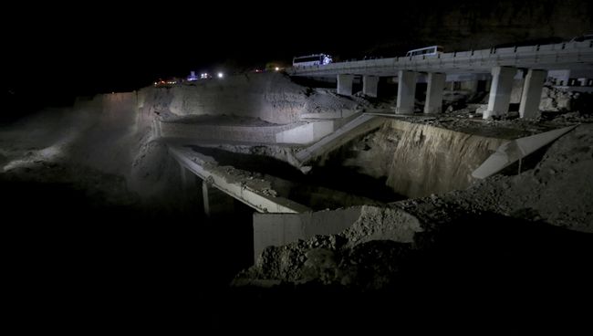 Участок дороги вблизи Мертвого моря на котором люди были смыты во время наводнения, связанного с проливными дождями, Иордания. 25 октября 2018 Участок дороги вблизи Мертвого моря на котором люди были смыты во время наводнения, связанного с проливными дождями, Иордания. 25 октября 2018