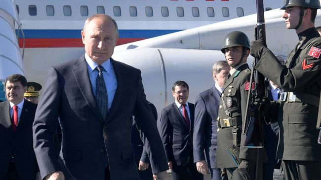 Владимир Путин во время церемонии встречи в аэропорту Стамбула. 27 октября 2018