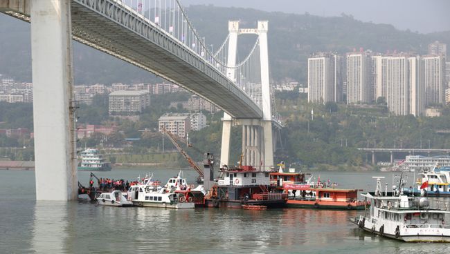 Автобус упал в реку в китайском Чунцине после ДТП. 28 октября 2018 Автобус упал в реку в китайском Чунцине после ДТП. 28 октября 2018