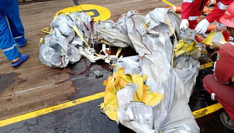 Обломки самолета Boeing 737, потерпевшего крушение в Индонезии