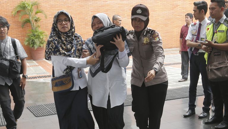 Родственники пассажиров Boeing 737 авиакомпании Lion Air, разбившегося у берегов острова Ява в международном аэропорту Сукарно-Хатта, в Тангеранге. 29 октября 2018 года
