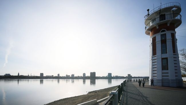 Маяк на набережной реки Амур в городе Благовещенск