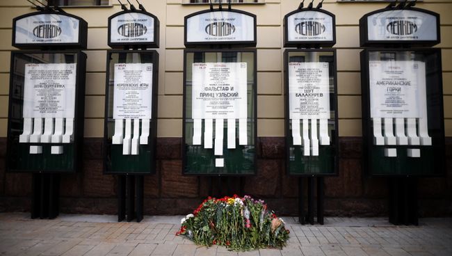 Цветы у входа в театр Ленком на Малой Дмитровке