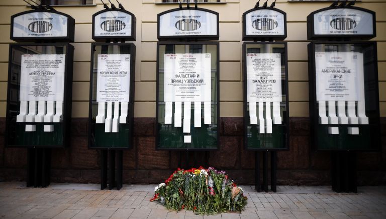 Цветы у входа в театр Ленком на Малой Дмитровке, где пройдет церемония прощания с актером театра и кино Николаем Караченцовым в театре Ленком в Москве