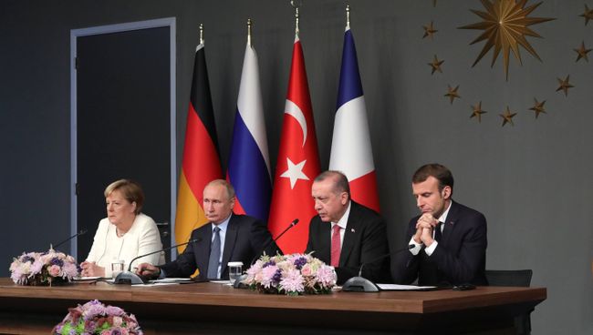 Канцлер Германии Ангела Меркель, президент России Владимир Путин, президент Турции Реджеп Тайип Эрдоган и президент Франции Эммануэль Макрон на пресс-конференции по итогам саммита по Сирии. 27 октября 2018 Канцлер Германии Ангела Меркель, президент России Владимир Путин, президент Турции Реджеп Тайип Эрдоган и президент Франции Эммануэль Макрон на пресс-конференции по итогам саммита по Сирии. 27 октября 2018