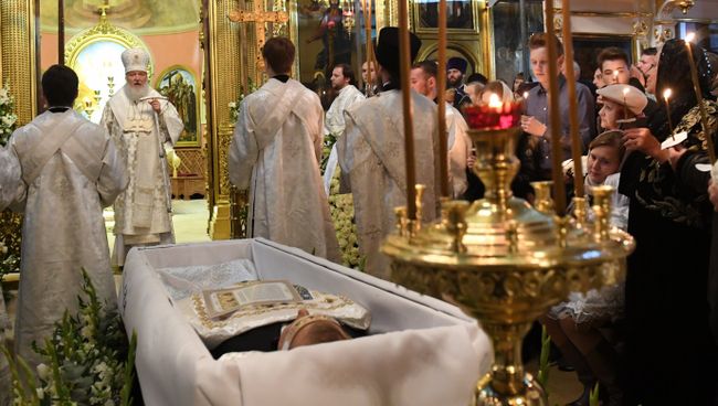 Патриарх Московский и всея Руси Кирилл во время отпевания актера театра и кино Николая Караченцова в храме Воскресения Словущего на Успенском Вражке. 29 октября 2018