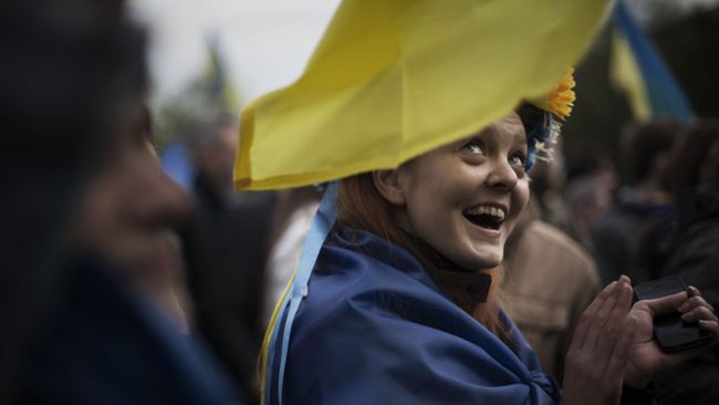 Девушка с флагом Украины на плечах Девушка с флагом Украины на плечах