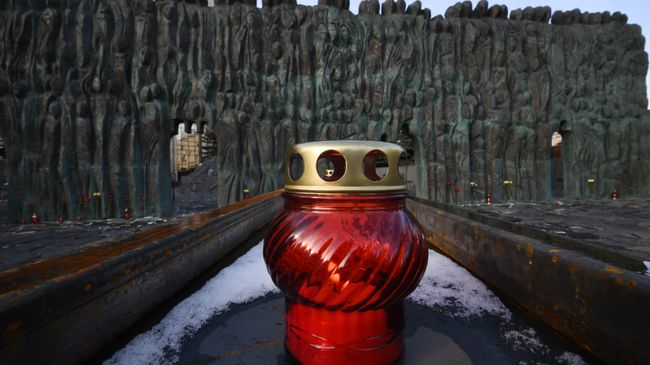 Цветы и свечи у мемориала Стена скорби на проспекте Сахарова в Москве, где проходит акция Колокол памяти в День памяти жертв политических репрессий. 30 октября 2018 Цветы и свечи у мемориала Стена скорби на проспекте Сахарова в Москве, где проходит акция Колокол памяти в День памяти жертв политических репрессий. 30 октября 2018