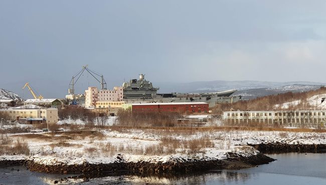 Тяжелый авианесущий крейсер Северного флота Адмирал Кузнецов в плавучем доке на 82-м судоремонтном заводе. 27 октября 2018 Тяжелый авианесущий крейсер Северного флота Адмирал Кузнецов в плавучем доке на 82-м судоремонтном заводе. 27 октября 2018