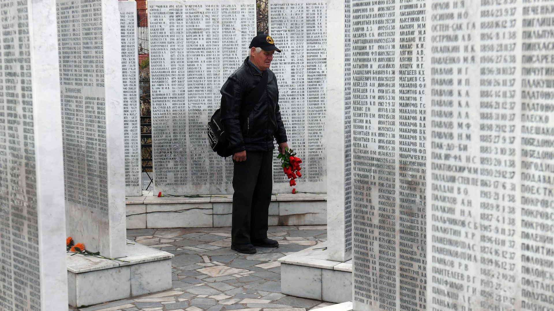 Мужчина возлагает цветы к мемориалу памяти жертв политических репрессий Мужчина возлагает цветы к мемориалу памяти жертв политических репрессий - РИА Новости, 1920, 26.04.2021