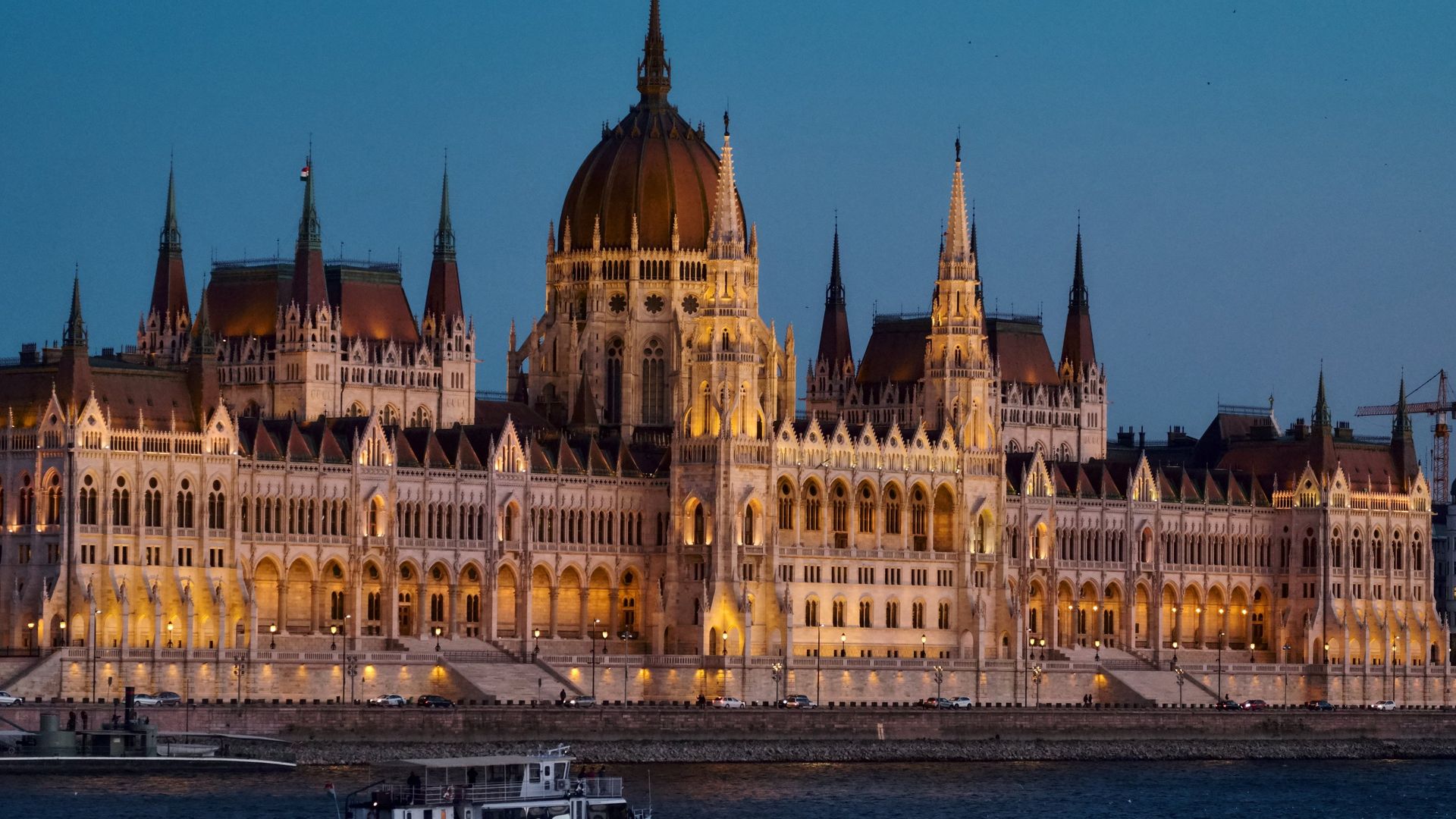 Здание венгерского парламента на берегу Дуная в Будапеште Здание венгерского парламента на берегу Дуная в Будапеште - РИА Новости, 1920, 15.09.2022