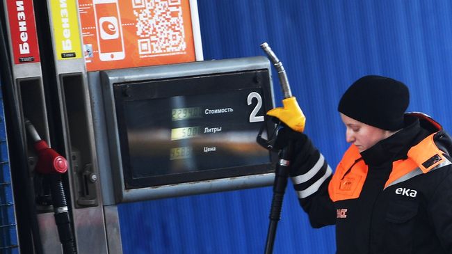 Рабочая у заправочной колонки на автозаправочной станции в Москве Рабочая у заправочной колонки на автозаправочной станции в Москве