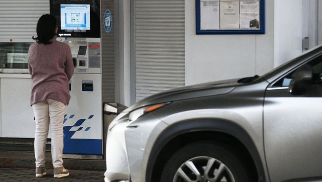Женщина у терминала оплаты на автозаправочной станции Газпромнефть в Москве. Архивное фото