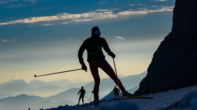 Спортсмены во время тренировки на глетчере Дахштайн в Австрии
