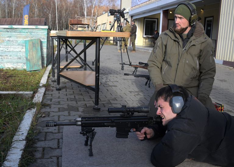 Стрелок с  самозарядным карабином ORSIS K15 Брат