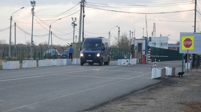 Автобус с моряками Норда покидает пункт пропуска Армянск. Архивное фото Автобус с моряками Норда покидает пункт пропуска Армянск. Архивное фото