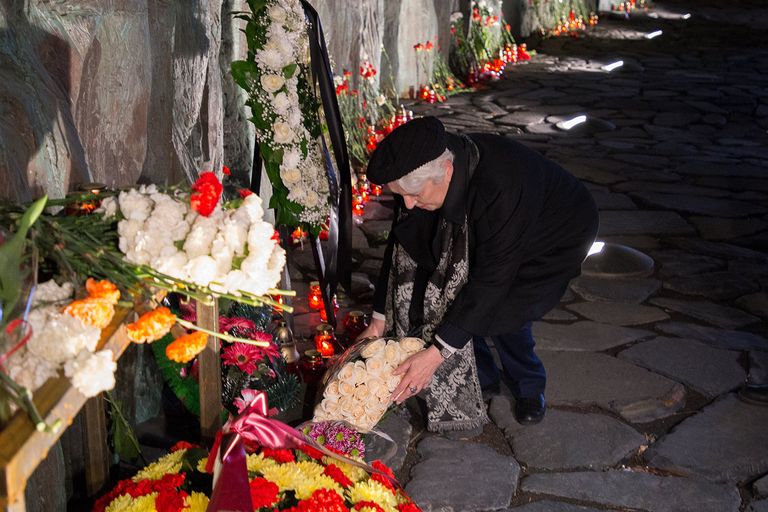Наталья Солженицына возлагает цветы к монументу «Стена скорби», посвященному жертвам политических репрессий Наталья Солженицына возлагает цветы к монументу «Стена скорби», посвященному жертвам политических репрессий