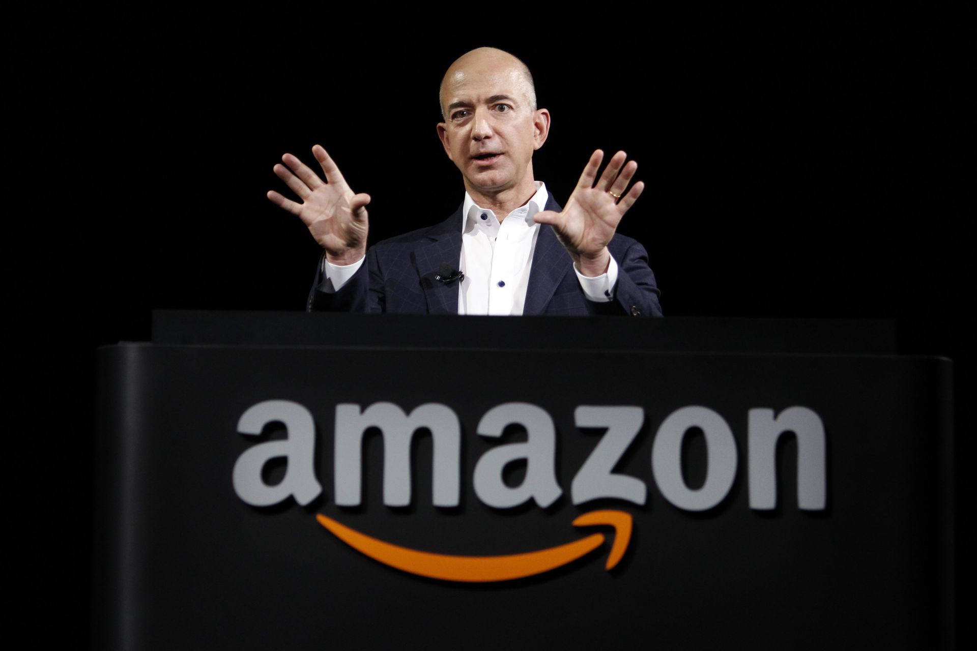 Глава и основатель Amazon Джефф Безос выступает на презентации Kindle Fire HD и Kindle Paperwhite в Санта-Монике, Калифорния Глава и основатель Amazon Джефф Безос выступает на презентации Kindle Fire HD и Kindle Paperwhite в Санта-Монике, Калифорния - РИА Новости, 1920, 13.09.2025