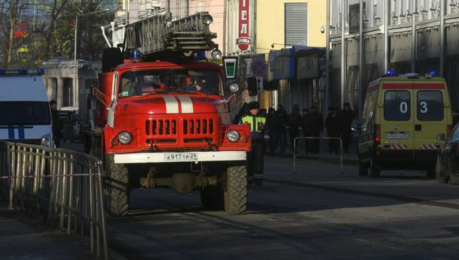 Сотрудники оперативных служб у входа в здание управления ФСБ по Архангельской области, где произошел взрыв Сотрудники оперативных служб у входа в здание управления ФСБ по Архангельской области, где произошел взрыв