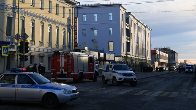 Сотрудники оперативных служб у входа в здание управления ФСБ по Архангельской области, где произошел взрыв Сотрудники оперативных служб у входа в здание управления ФСБ по Архангельской области, где произошел взрыв