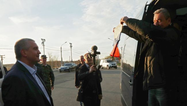 Глава Республики Крым Сергей Аксенов встречает членов экипажа российского рыболовецкого судна Норд на пункте пропуска Армянск. 30 октября 2018 Глава Республики Крым Сергей Аксенов встречает членов экипажа российского рыболовецкого судна Норд на пункте пропуска Армянск. 30 октября 2018