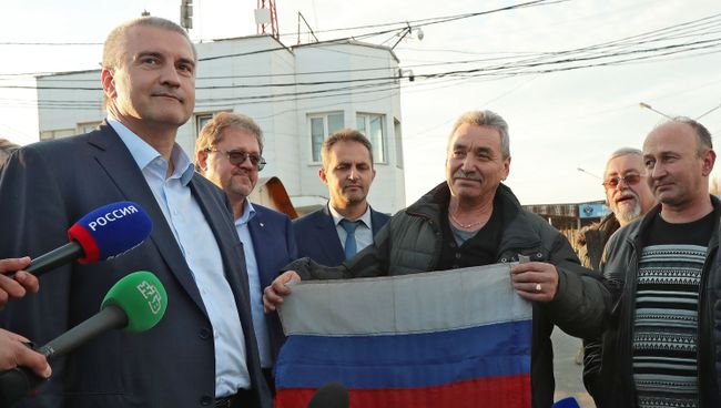 Глава Республики Крым Сергей Аксёнов и члены экипажа российского рыболовецкого судна Норд. Архивное фото Глава Республики Крым Сергей Аксёнов и члены экипажа российского рыболовецкого судна Норд. Архивное фото