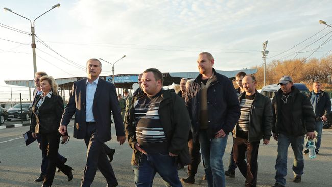 Уполномоченный по правам человека в РФ Татьяна Москалькова, глава Республики Крым Сергей Аксёнов и члены экипажа российского рыболовецкого судна Норд на пункте пропуска Армянск Уполномоченный по правам человека в РФ Татьяна Москалькова, глава Республики Крым Сергей Аксёнов и члены экипажа российского рыболовецкого судна Норд на пункте пропуска Армянск