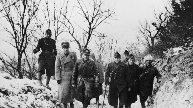 Советские и румынские офицеры во время боев за освобождение Чехословакии Советские и румынские офицеры во время боев за освобождение Чехословакии