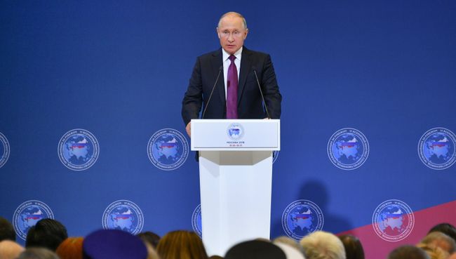 Президент РФ Владимир Путин на пленарном заседании VI Всемирного конгресса соотечественников, проживающих за рубежом. 31 октября 2018 Президент РФ Владимир Путин на пленарном заседании VI Всемирного конгресса соотечественников, проживающих за рубежом. 31 октября 2018