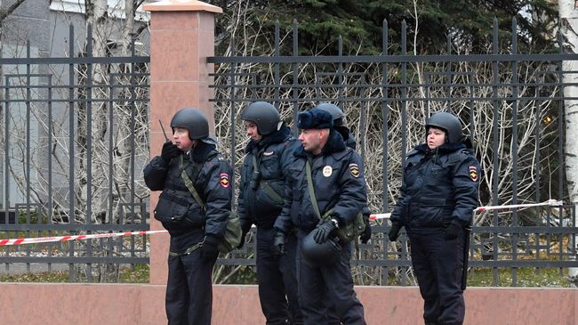 Сотрудники полиции у здания управления ФСБ по Архангельской области, где произошел взрыв Сотрудники полиции у здания управления ФСБ по Архангельской области, где произошел взрыв