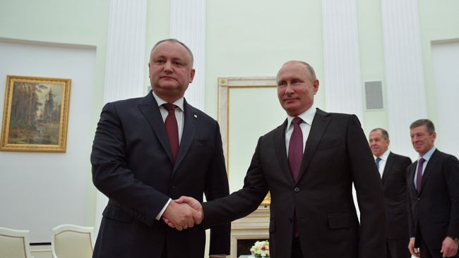 Президент РФ Владимир Путин и президент Молдавии Игорь Додон во время встречи. 31 октября 2018 Президент РФ Владимир Путин и президент Молдавии Игорь Додон во время встречи. 31 октября 2018