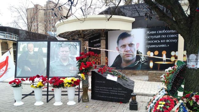 Баннеры с фотографиями главы самопровозглашенной Донецкой народной республики Александра Захарченко на здании кафе в центре Донецка. 31 октября 2018 Баннеры с фотографиями главы самопровозглашенной Донецкой народной республики Александра Захарченко на здании кафе в центре Донецка. 31 октября 2018