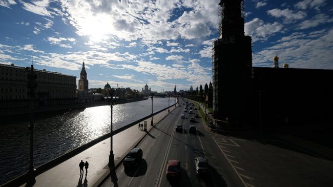 Кремлевская набережная в Москве Кремлевская набережная в Москве