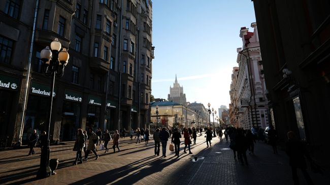 Прохожие в Москве. Архивное фото Прохожие в Москве. Архивное фото