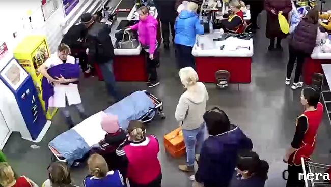 Стоп-кадр записи камеры видеонаблюдения супермаркета в Омской области, в котором женщина родила ребенка Стоп-кадр записи камеры видеонаблюдения супермаркета в Омской области, в котором женщина родила ребенка
