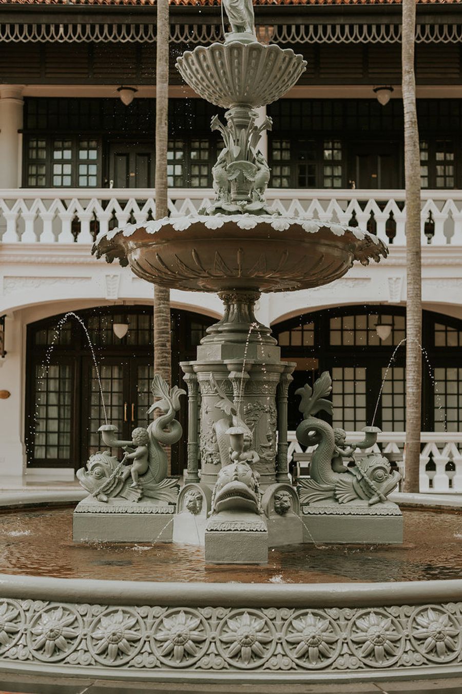 Фонтан во дворе отеля Raffles Singapore Фонтан во дворе отеля Raffles Singapore
