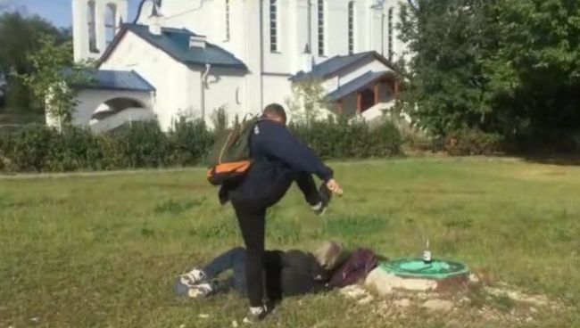 Стоп-кадр видео избиения бездомного возле храма Стоп-кадр видео избиения бездомного возле храма