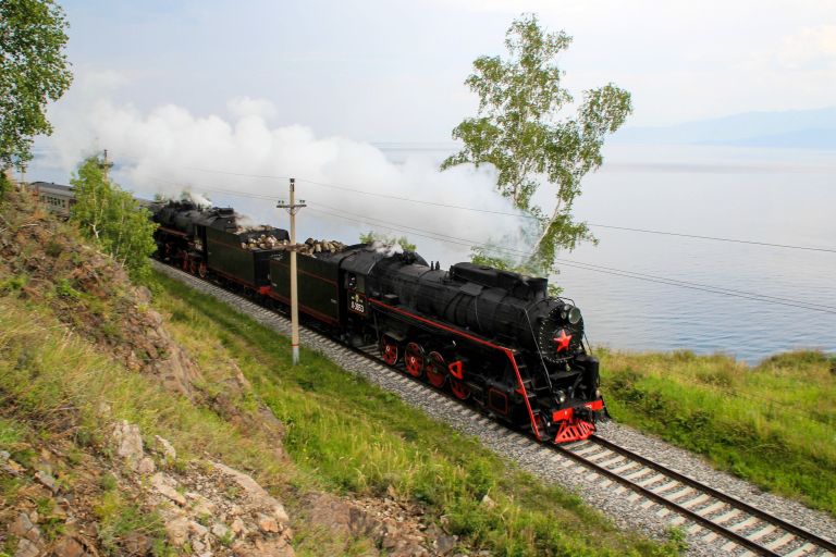 Паровоз экскурсионного состава на участке Восточно-Сибирской железной дороги по берегу озера Байкал Паровоз экскурсионного состава на участке Восточно-Сибирской железной дороги по берегу озера Байкал