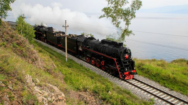 Паровоз экскурсионного состава на участке Восточно-Сибирской железной дороги по берегу озера Байкал Паровоз экскурсионного состава на участке Восточно-Сибирской железной дороги по берегу озера Байкал
