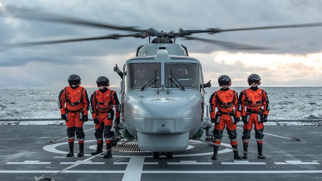 Португальские военнослужащие на палубе норвежского фрегата HNoMS Helge Ingstad во время совместных учений войск НАТО Trident Juncture 2018 (Единый трезубец) в Норвежском море. 26 октября 2018 Португальские военнослужащие на палубе норвежского фрегата HNoMS Helge Ingstad во время совместных учений войск НАТО Trident Juncture 2018 (Единый трезубец) в Норвежском море. 26 октября 2018