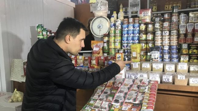 Депутат саратовской облдумы Николай Бондаренко выбирает продукты питания. Архивное фото Депутат саратовской облдумы Николай Бондаренко выбирает продукты питания. Архивное фото