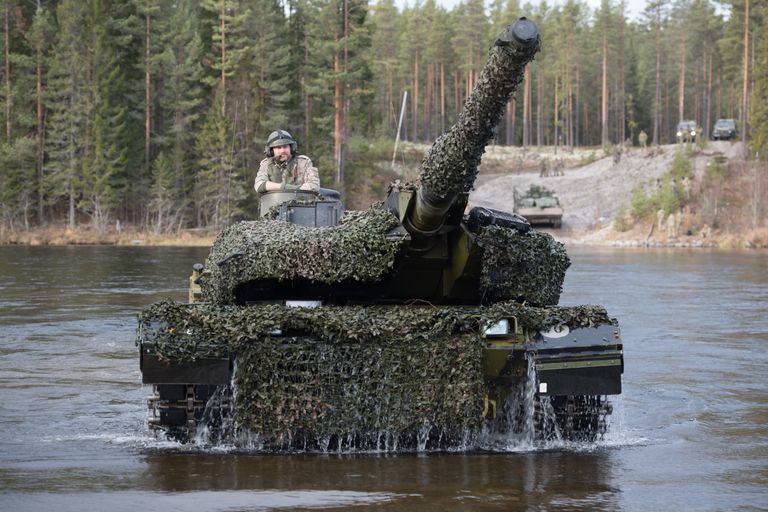 Датский танк Leopard 2 форсирует реку во время совместных учений войск НАТО Trident Juncture 2018 (Единый трезубец) в Норвегии