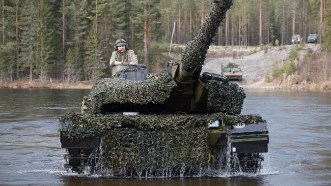 Датский танк Leopard 2 форсирует реку во время совместных учений войск НАТО Trident Juncture 2018 (Единый трезубец) в Норвегии Датский танк Leopard 2 форсирует реку во время совместных учений войск НАТО Trident Juncture 2018 (Единый трезубец) в Норвегии