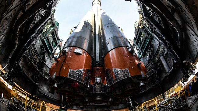 Установка ракеты-носителя на стартовый стол. Архивное фото