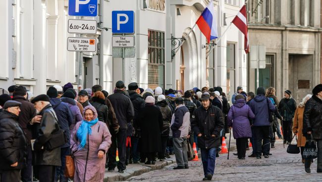 Люди стоят в очереди в российский консульский отдел в Риге, Латвия Люди стоят в очереди в российский консульский отдел в Риге, Латвия