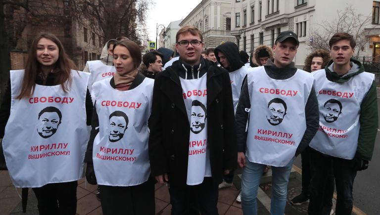 Участники акции в поддержку руководителя портала РИА Новости Украина Кирилла Вышинского у дома приемов МИД России в Москве. 2 ноября 2018 Участники акции в поддержку руководителя портала РИА Новости Украина Кирилла Вышинского у дома приемов МИД России в Москве. 2 ноября 2018
