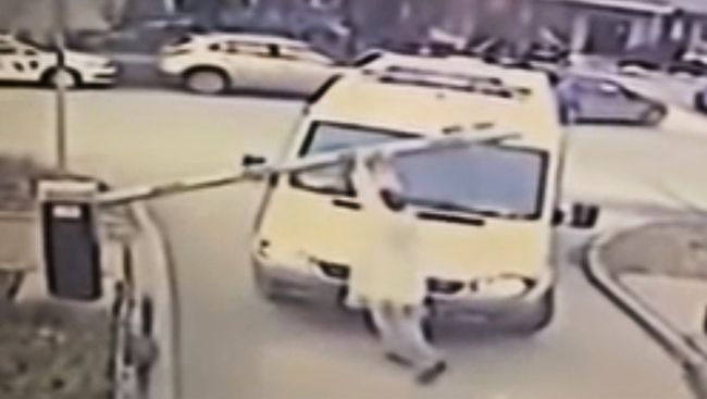 Врач скорой помощи открывает шлагбаум, мешающий проезду реанимобиля в Новосибиске Врач скорой помощи открывает шлагбаум, мешающий проезду реанимобиля в Новосибиске