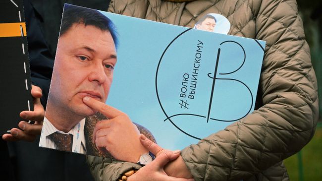 Плакат с портретом руководителя портала РИА Новости – Украина Кириллом Вышинским, задержанным в мае 2018 года в Киеве, на акции солидарности у посольства Украины в Москве. Архивное фото Плакат с портретом руководителя портала РИА Новости – Украина Кириллом Вышинским, задержанным в мае 2018 года в Киеве, на акции солидарности у посольства Украины в Москве. Архивное фото