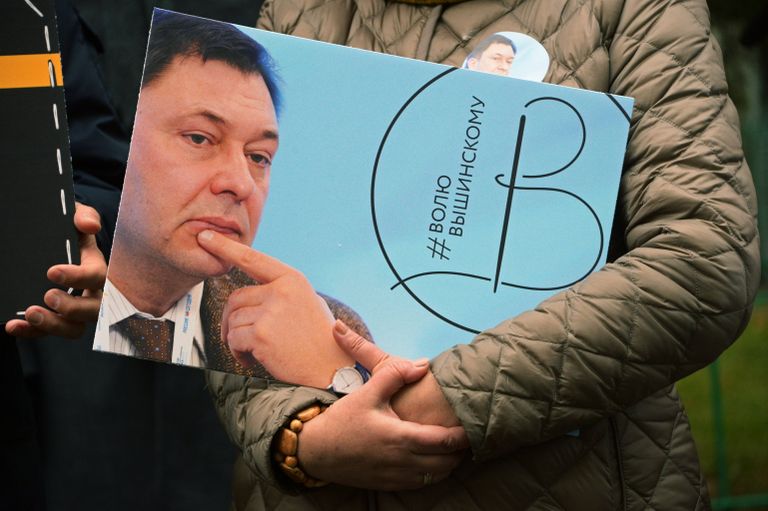 Плакат с портретом руководителя портала РИА Новости – Украина Кирилла Вышинского на акции солидарности у посольства Украины в Москве Плакат с портретом руководителя портала РИА Новости – Украина Кирилла Вышинского на акции солидарности у посольства Украины в Москве