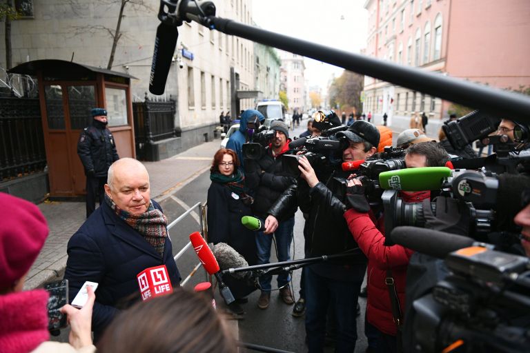 Генеральный директор МИА Россия сегодня Дмитрий Киселев на акции солидарности с руководителем портала РИА Новости – Украина Кириллом Вышинским у посольства Украины Генеральный директор МИА Россия сегодня Дмитрий Киселев на акции солидарности с руководителем портала РИА Новости – Украина Кириллом Вышинским у посольства Украины